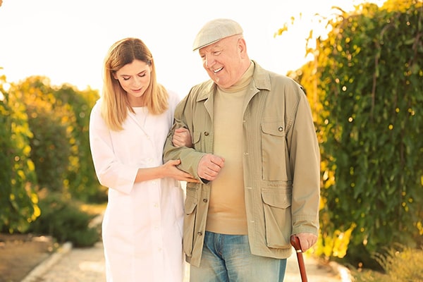 Person erhält im Alltag Unterstützung zu Hause